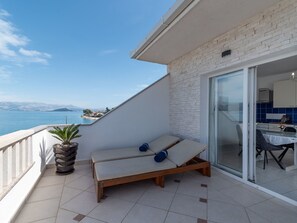 Outdoor dining - Geräumige Ferienwohnung mit Meerblick by Interhome (Trogir/Arbanija)