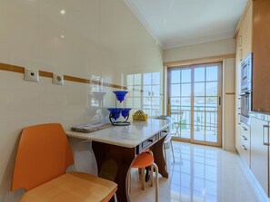 Fridge, microwave, oven, dishwasher - Carcavelos Strand by Interhome (Carcavelos)