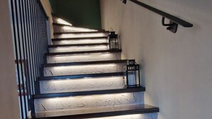 Eine Treppe mit beleuchteten Stufen und einer Handläufe.