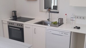 Fridge, microwave, oven, dishwasher - mit Blick auf das Wasser by Interhome (Evangelismos)