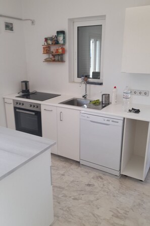 Fridge, microwave, oven, dishwasher - mit Blick auf das Wasser by Interhome (Evangelismos)