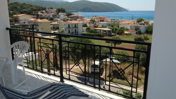 Property grounds - mit Blick auf das Wasser by Interhome (Evangelismos)