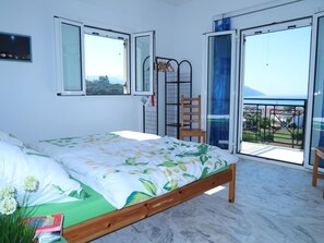 Internet - mit Blick auf das Wasser by Interhome (Evangelismos)