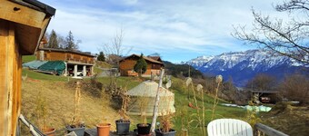 Einzigartige Holzhütte mit Bergpanorama by Interhome