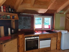 Refrigerador, lavavajillas y utensilios de cocina 