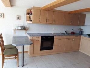 Fridge, microwave, oven, cookware/dishes/utensils - Berg- und Seeblick by Interhome (Beatenberg)