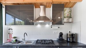 Refrigerador, microondas y utensilios de cocina 