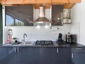 Fridge, microwave, cookware/dishes/utensils - Kleines Paradies bei Portugiesisch Venedig 2 by Interhome (Ponte de Vagos)
