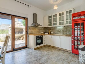Refrigerador, horno, lavavajillas y utensilios de cocina 