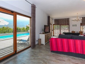 TV, fireplace - Villa Longfield mit privaten Pool und Sauna by Interhome (Dugopolje)