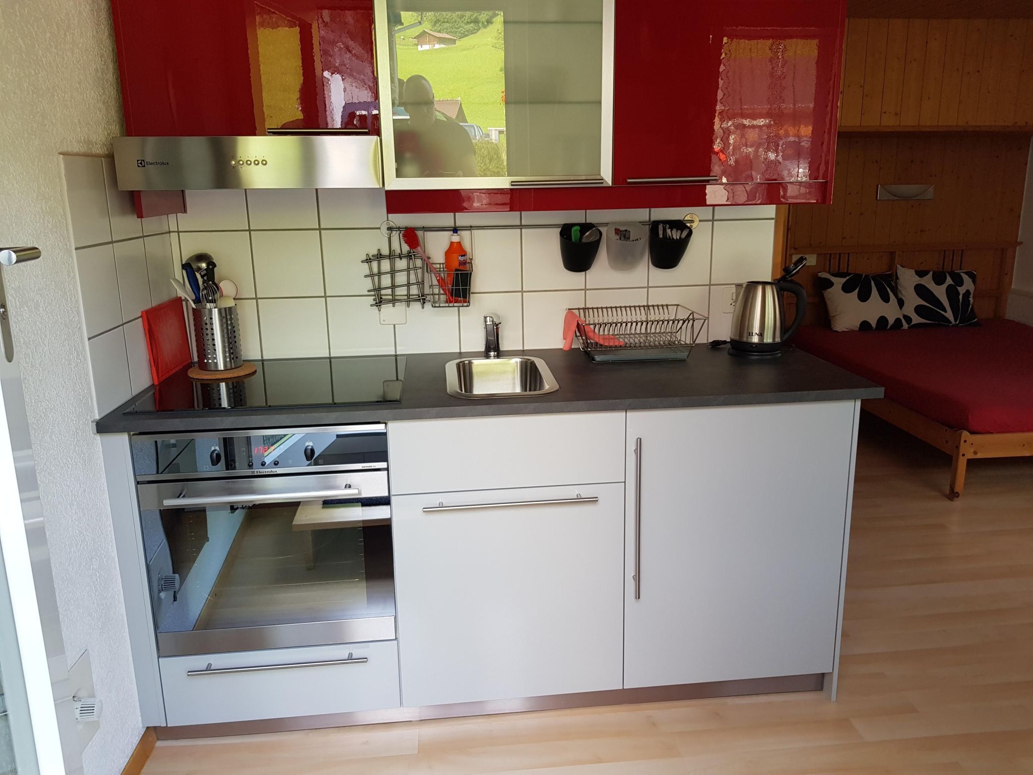 Kühlschrank, Ofen, Kochgeschirr/Geschirr/Besteck