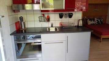 Kühlschrank, Ofen, Kochgeschirr/Geschirr/Besteck