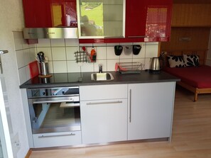 Kühlschrank, Ofen, Kochgeschirr/Geschirr/Besteck