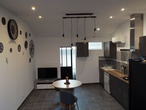 Fridge, microwave, oven, dishwasher - Valentins Gîte Moulin de Tartay in Avignon by Interhome (Montfavet)