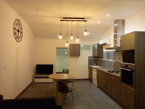 Kühlschrank, Mikrowelle, Ofen, Geschirrspüler