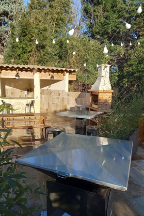 Outdoor dining - Valentins Gîte Moulin de Tartay in Avignon by Interhome (Montfavet)