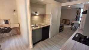 Fridge, microwave, dishwasher, cookware/dishes/utensils - "Cottage Premium" mit Terrasse by Interhome (Mareuil sur Lay Dissais)