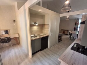 Fridge, microwave, dishwasher, cookware/dishes/utensils - "Cottage Premium" mit Terrasse by Interhome (Mareuil sur Lay Dissais)