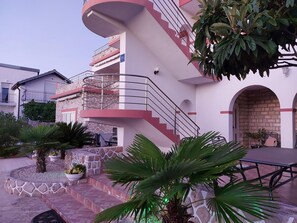 Terrace/patio - mit Blick auf das Wasser by Interhome (Pirovac)