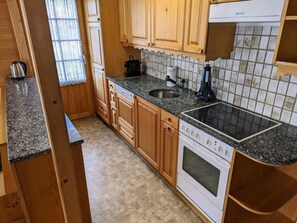 Kühlschrank, Ofen, Geschirrspüler, Kochgeschirr/Geschirr/Besteck