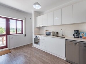 Fridge, microwave, oven, dishwasher - Wohnung am Meer und in der Stadt by Interhome (Gulpilhares)