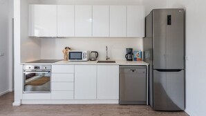 Fridge, microwave, oven, dishwasher - Wohnung am Meer und in der Stadt by Interhome (Gulpilhares)