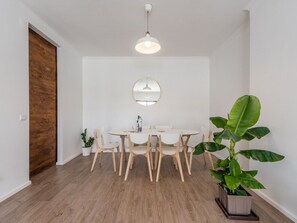 Dining - Wohnung am Meer und in der Stadt by Interhome (Gulpilhares)