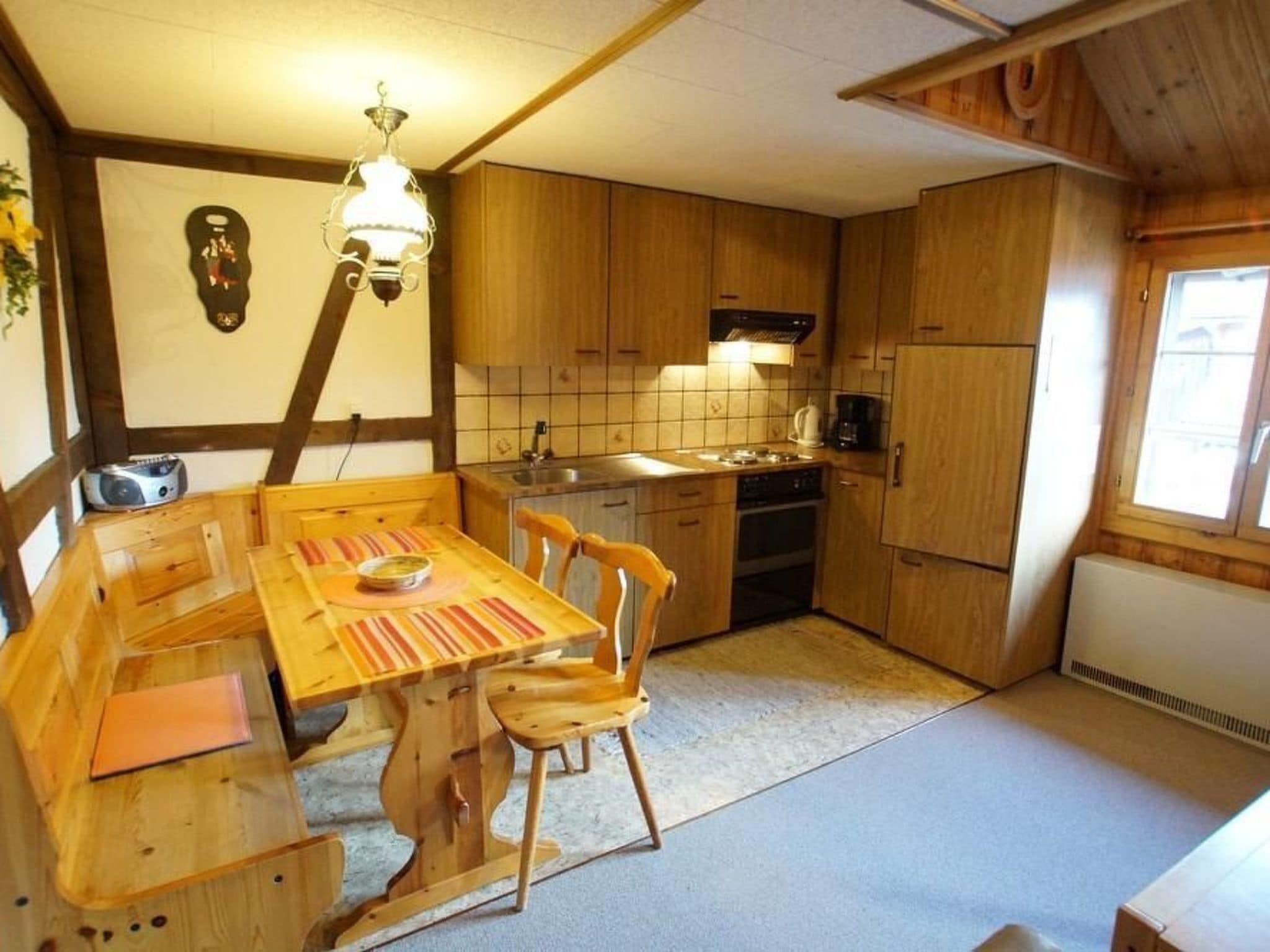 Réfrigérateur, four, batterie de cuisine, vaisselle et ustensiles