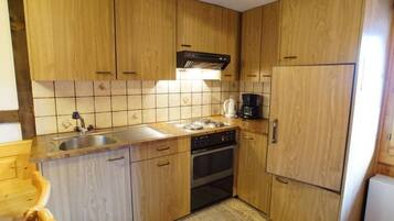 Réfrigérateur, four, batterie de cuisine, vaisselle et ustensiles