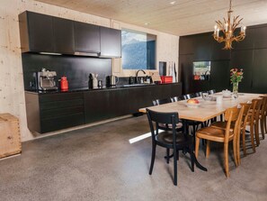 Frigorífico, horno, lavavajillas y utensilios de cocina