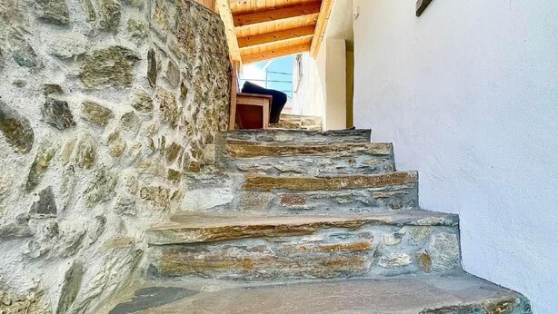 Una escalera de piedra que conduce a un techo de madera.