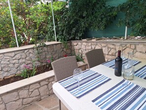 Outdoor dining - Wohnung "Ferienwohnungen Villa Vanja" by Interhome (Brač/Povlja)