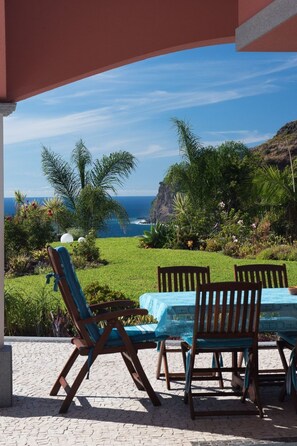 Outdoor dining - Ferienvilla mit Infinity Pool by Interhome (Arco da Calheta)