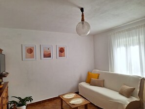 Een televisie en een open haard