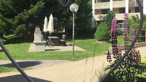 En innergård med en hjärtformad ram, en staty och en byggnad med balkonger.