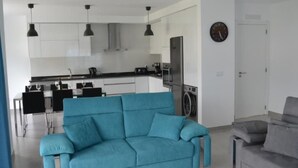 TV - Neue moderne Villa mit privatem Pool by Interhome (Famalicão)