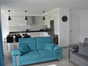 TV - Neue moderne Villa mit privatem Pool by Interhome (Famalicão)
