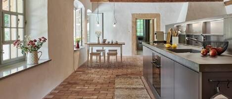 Frigorífico, horno, lavavajillas y utensilios de cocina