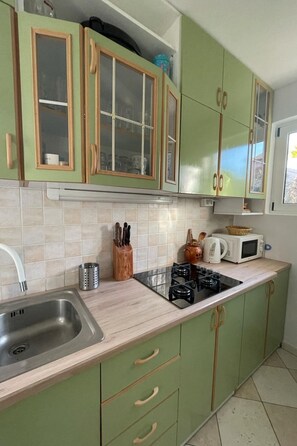 Fridge, cookware/dishes/utensils - Gemütliches Ferienhaus in Pinezići mit großer Te by Interhome (Krk/Pinezići)