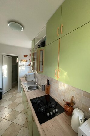 Kylskåp och grytor/köksredskap