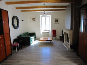 TV, fireplace - La Rochelle- Charmantes Haus Ocean Plage by Interhome (Croix Chapeau)