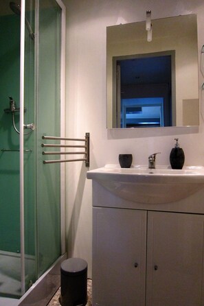 Bathroom - La Rochelle- Charmantes Haus Ocean Plage by Interhome (Croix Chapeau)