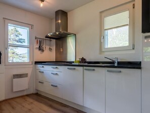 Kühlschrank, Ofen, Geschirrspüler, Kochgeschirr/Geschirr/Besteck