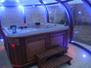 Indoor spa tub - Villa "La Bergerie" mit Privatpool und Spa by Interhome (Romans)