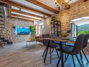 Dining - Villa Le Adria - Privater HotTub- Kostenloses Parken am Strand by Interhome (Prapatnica)