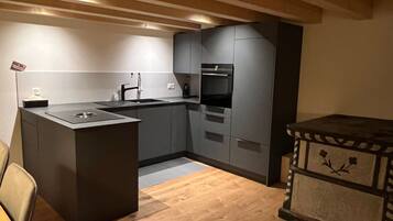 Fridge, oven, dishwasher, cookware/dishes/utensils