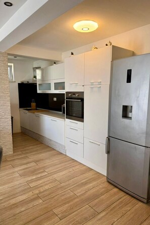 Refrigerador, microondas, horno y lavavajillas 