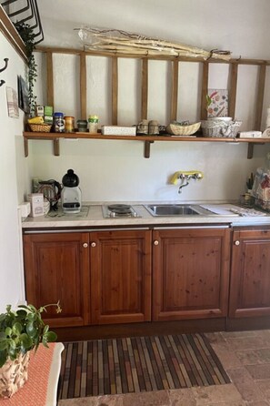 Réfrigérateur, batterie de cuisine, vaisselle et ustensiles