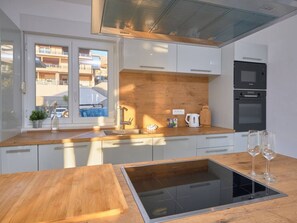 Fridge, microwave, oven, dishwasher - M&M Ferienhaus mit Pool by Interhome (Podstrana)
