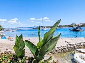 Beach - Apartment Bella mit Balkon und Terrasse in Necujam by Interhome (Donje Selo)